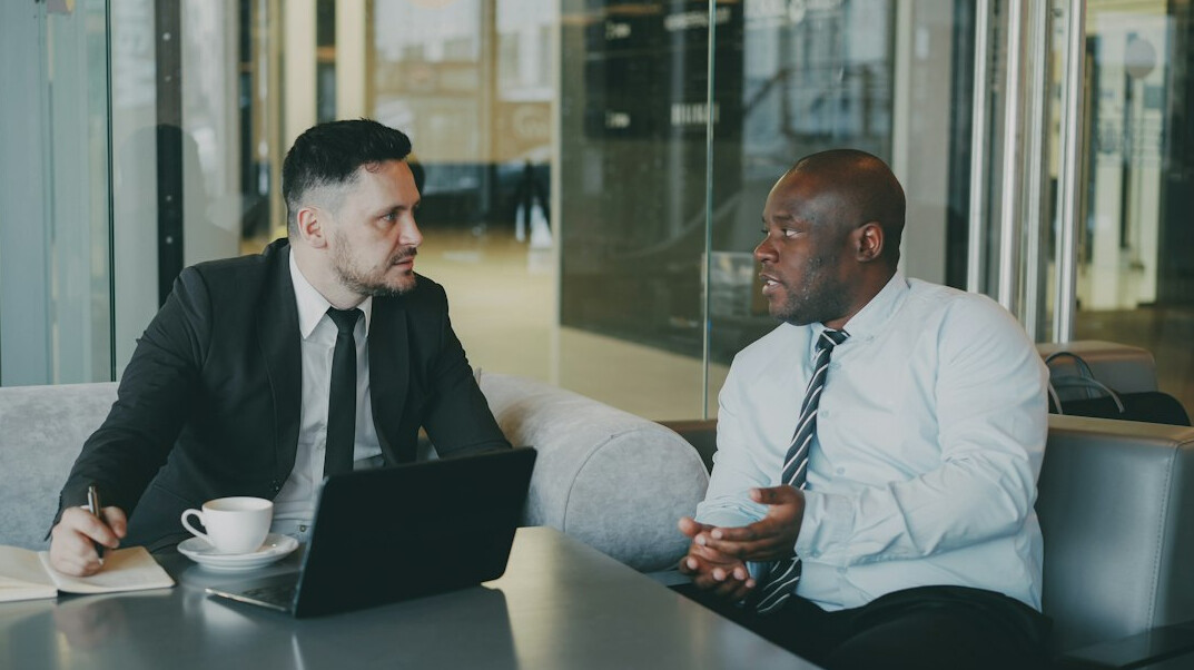 manager mentoring employee